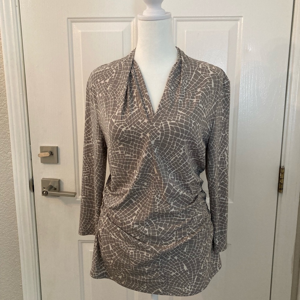 Vince Camuto Women's Gray and white V-Neck Ruched Sides Blouse M